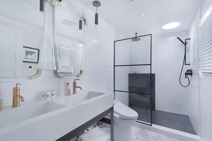 Iconic Ocean Front Home Santa Monica gallery image 5