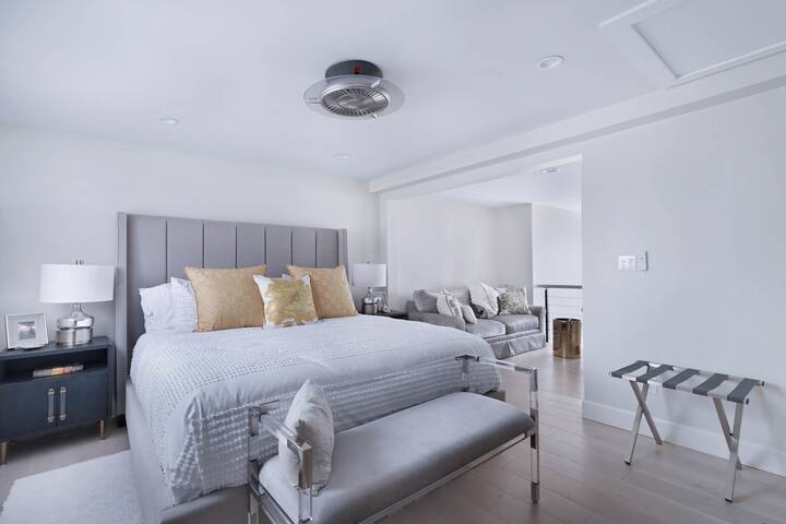 Iconic Ocean Front Home Santa Monica gallery image 4