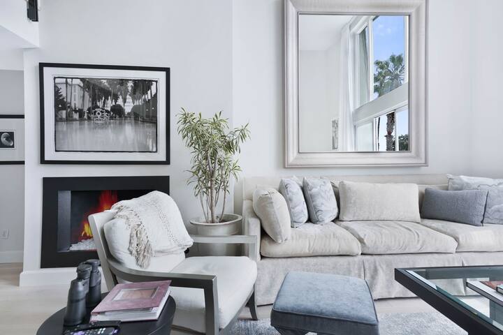 Iconic Ocean Front Home Santa Monica gallery image 3