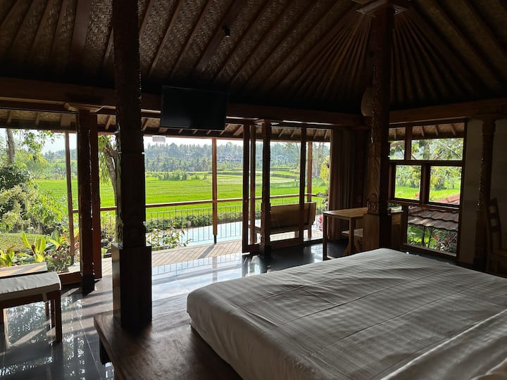 Тераса с легло и ориз и изглед към залеза