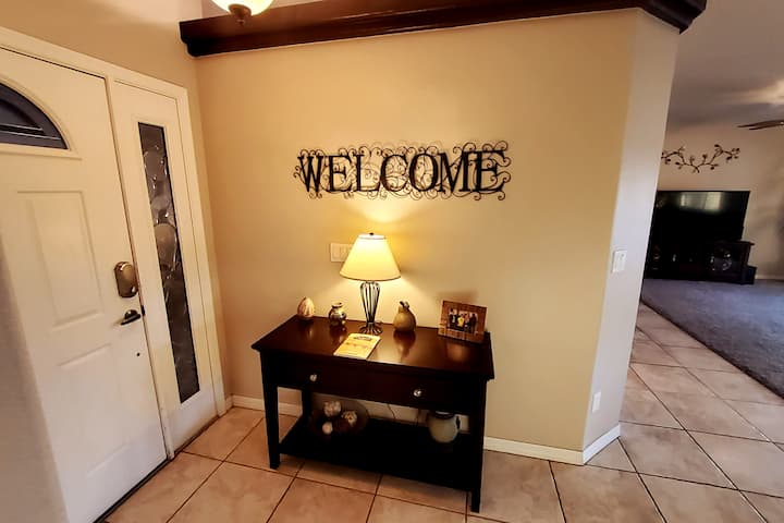 نرحب بك بحرارة في مقرنا عند وصولك. لدينا مجموعة متنوعة من العناصر مثل ورق الكتابة والمظاريف وبعض البطاقات وبعض النرد ومجموعة صغيرة من الخياطة في الدرجين.