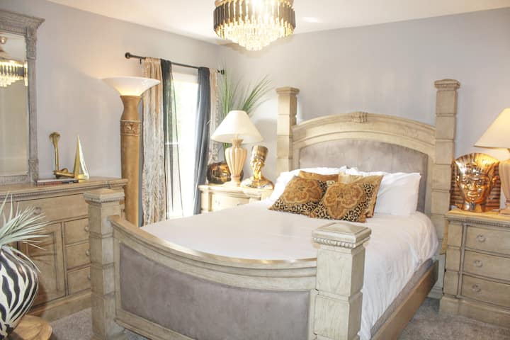 The "Land of Pharaohs" suite, graced with golden statues, echoes the legends of the Ancient world. Enjoy your journey into Ancient Egypt!