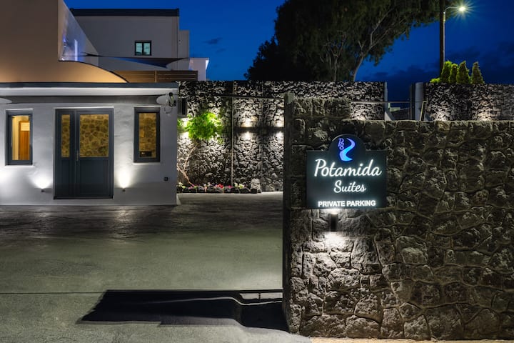 Potamida Suite with private outdoor jacuzzi !!
