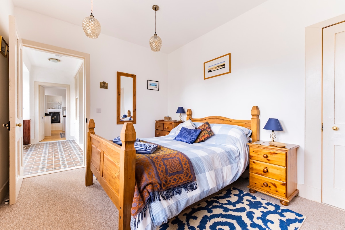 Double en-suite bedroom looking through to vestibule and kitchen