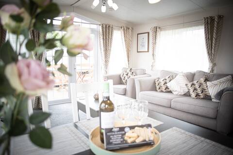 Top performing Airbnb: The GREAT ESCAPE luxury lodge with hot-tub. in Thirston