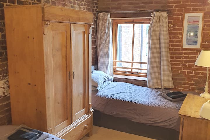 单人床，孩子们喜欢。