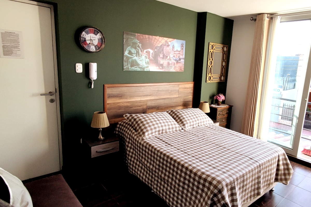 DHOMË E REHATSHME ME BANJË PRIVATE, KUZHINË DHE BALLKON NË RRUGË, IDEALE PËR 1-2 PERSONA, KA TË GJITHA KOMODITETET, NDRIÇIM DHE VENTILIM TË MIRË