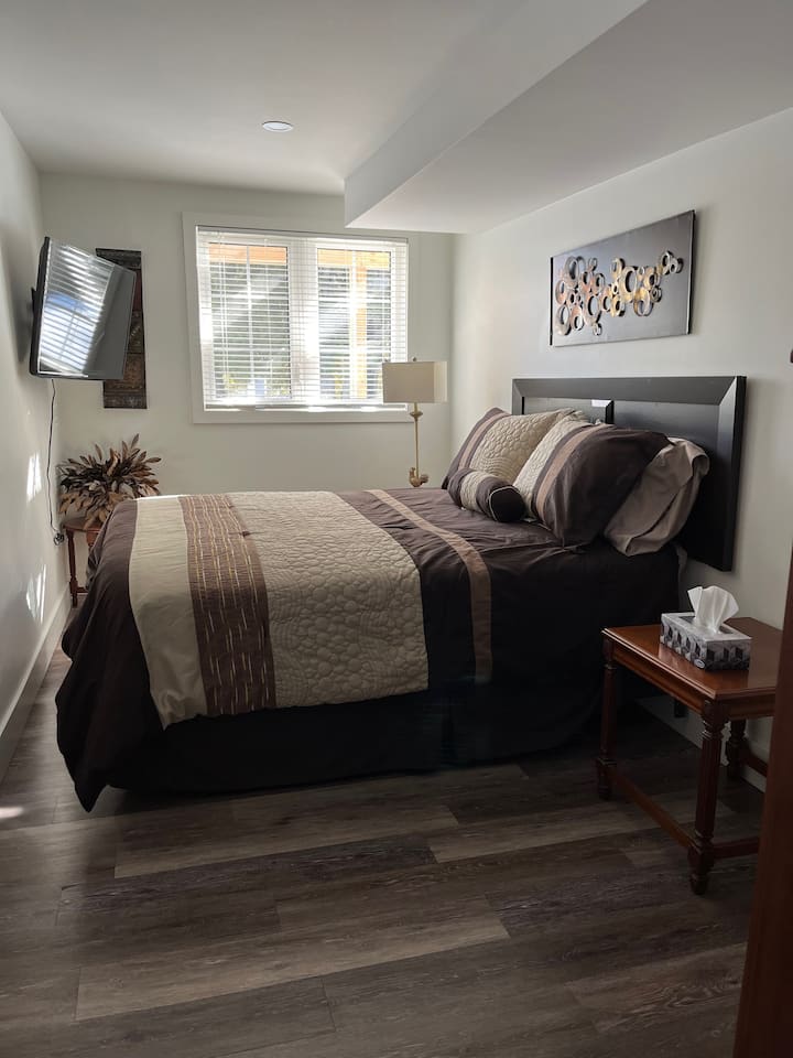 主层卧室
双人床