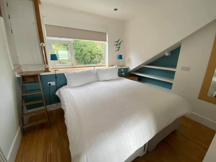Cómoda cama Superking de 6 pies con vistas al mar