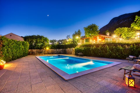 Successful Airbnb property: TOP apartment with a pool and mini golf courts in Gata