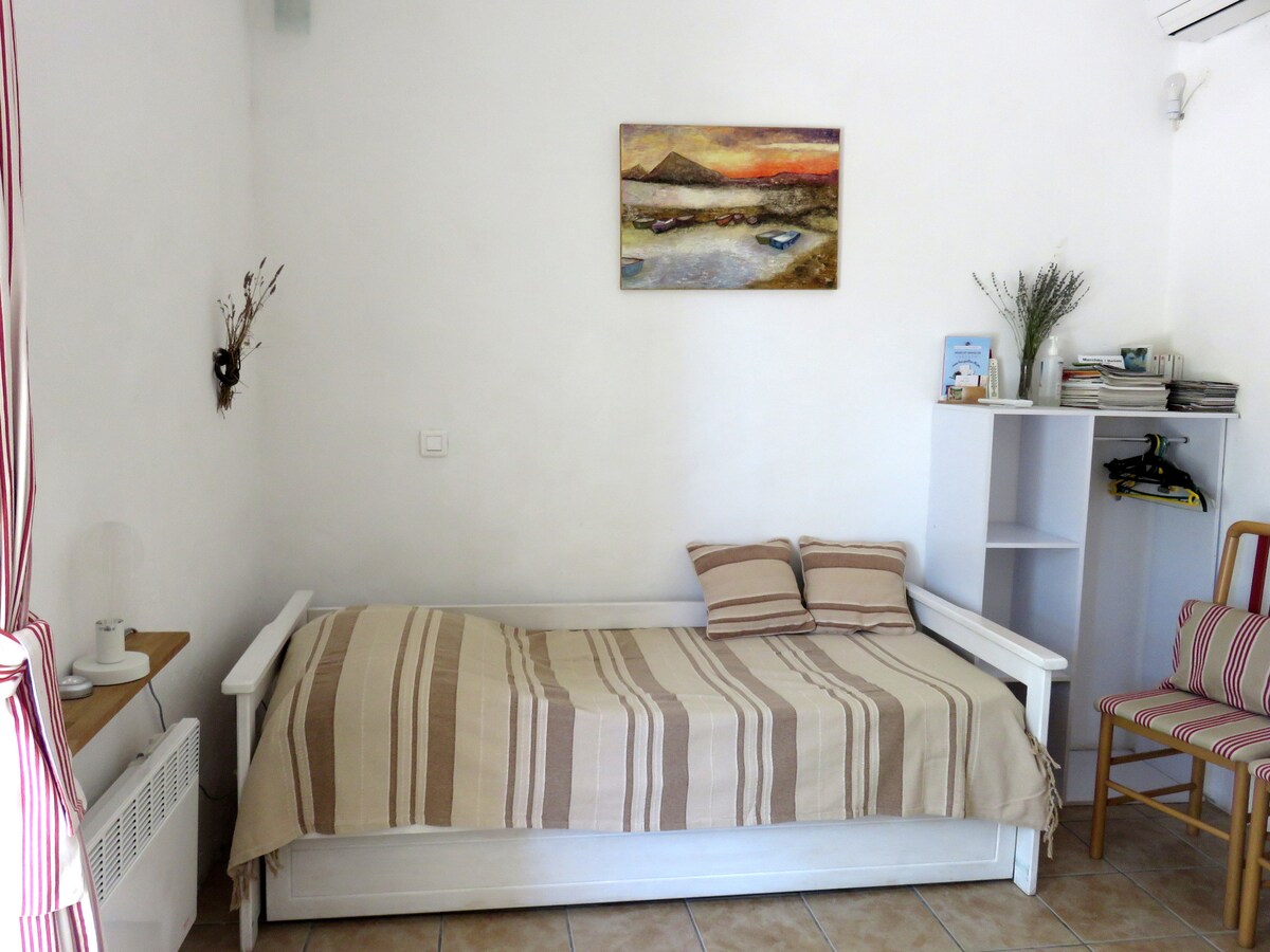 Გასაშლელი საწოლი 2 80 სმ გვერდით იძინებს