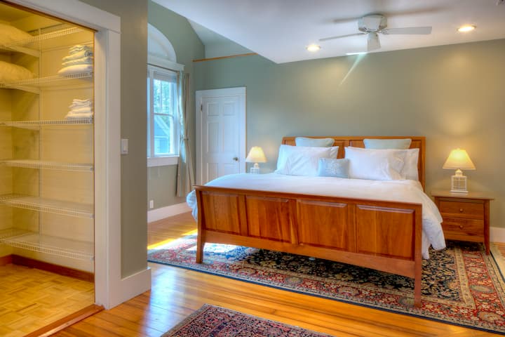 特大号床主卧，带衣橱，顶楼