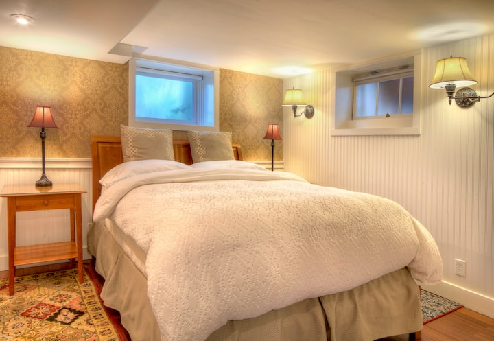 低层标准双人床卧室