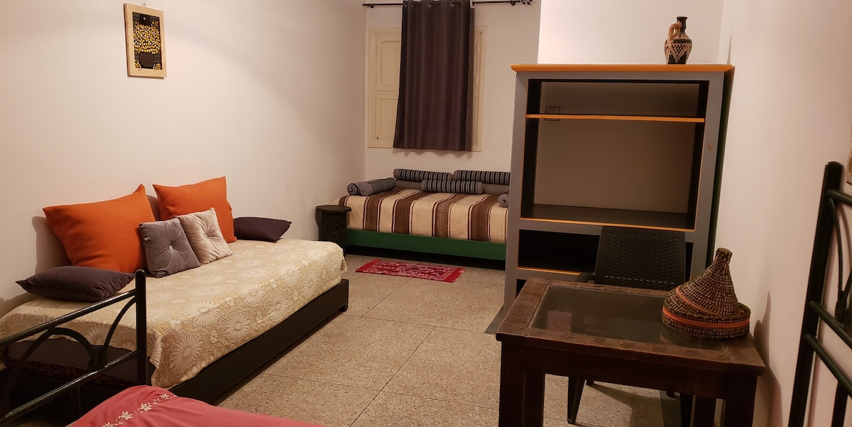 Master room :
Ruim voor een koppel, is ook geschikt voor een gezin van 4 personen.