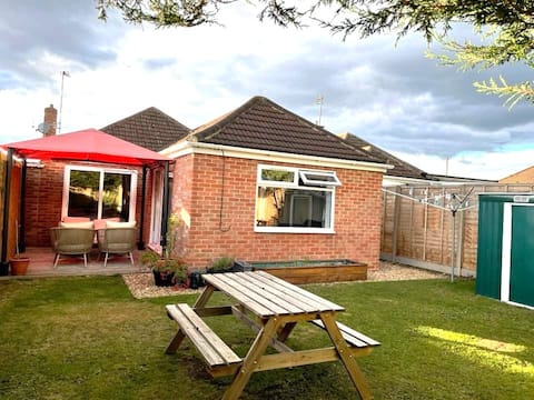 Top performing Airbnb: Modern bungalow in ideal location in Gloucester