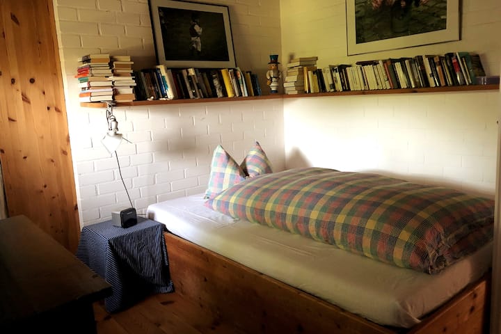 ห้องนอนพร้อมเตียงเด็กอ่อน - ชั้นล่าง