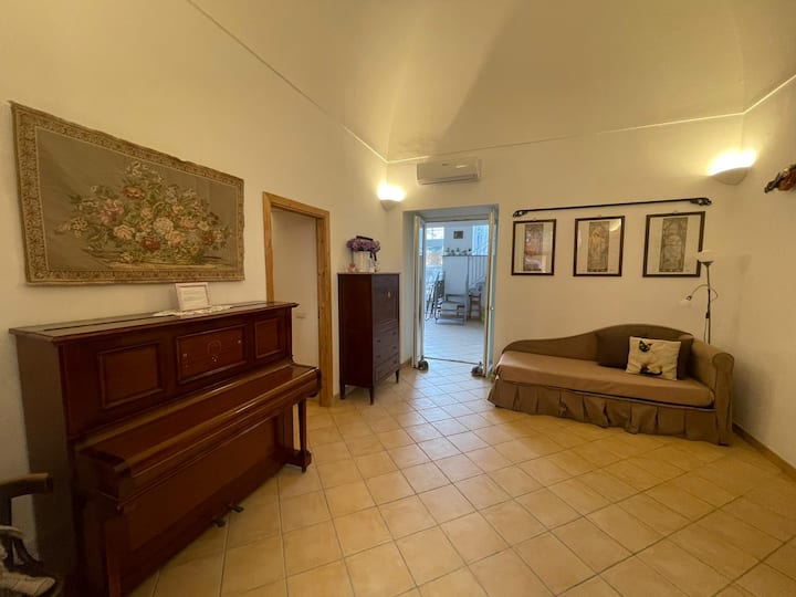 приемна соба со кауч на спуштање