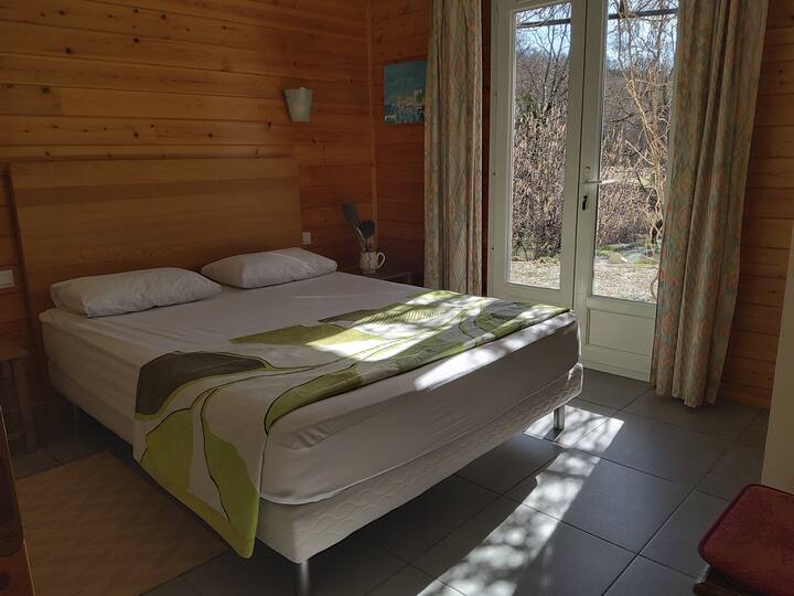 La habitación. Cama de gran anchura 160x200, muy cómoda. Apertura a la terraza