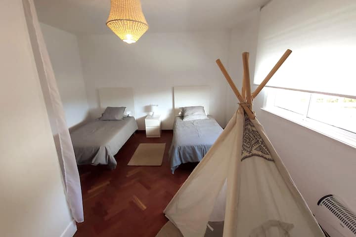 Chumba cha 3, vitanda viwili vidogo vilivyo na Tipi na kabati ya nguo.