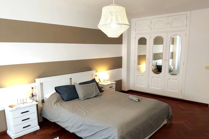 Chumba 1, chenye nafasi kubwa sana na kilicho na kabati ya nguo.