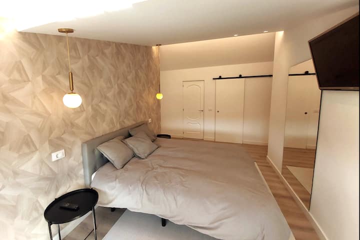 Chumba cha kulala kilicho na bafu na sehemu ya kuvaa nguo.