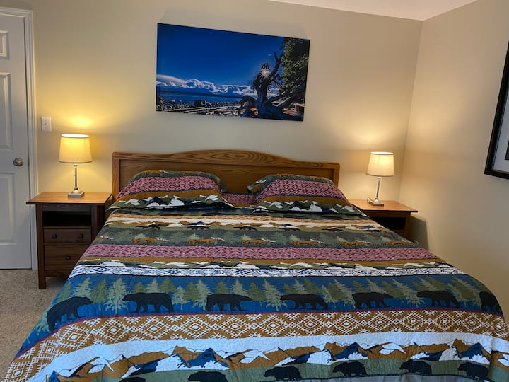 Dormitorio principal con cama tamaño king