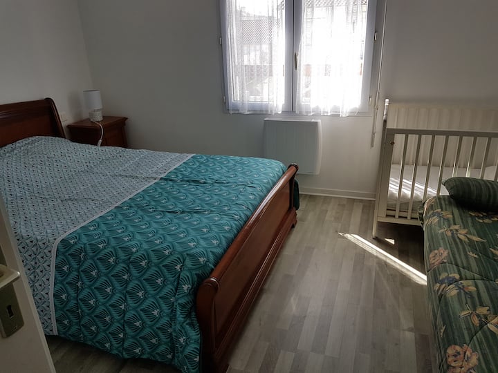 غرفة نوم بسرير 140/ سرير أريكة وسرير أطفال