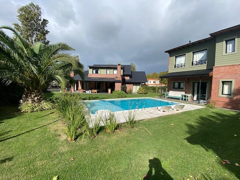 Anuncio de Airbnb popular: Main and guest house in the Rumenco countryside en Antártida Argentina