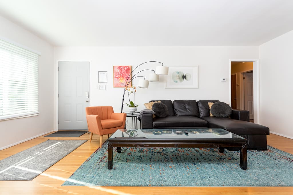 Near Beach w/Parking 2 Bedroom (king size)/2 Bath