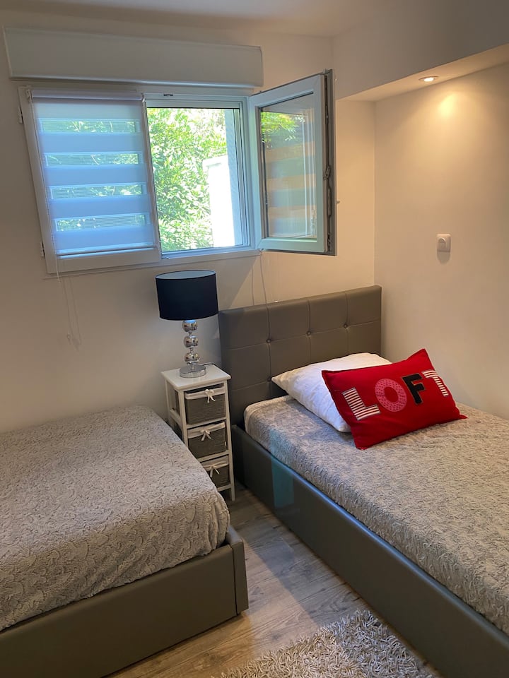 podkrovná izba s 2 kuframi 90 cm