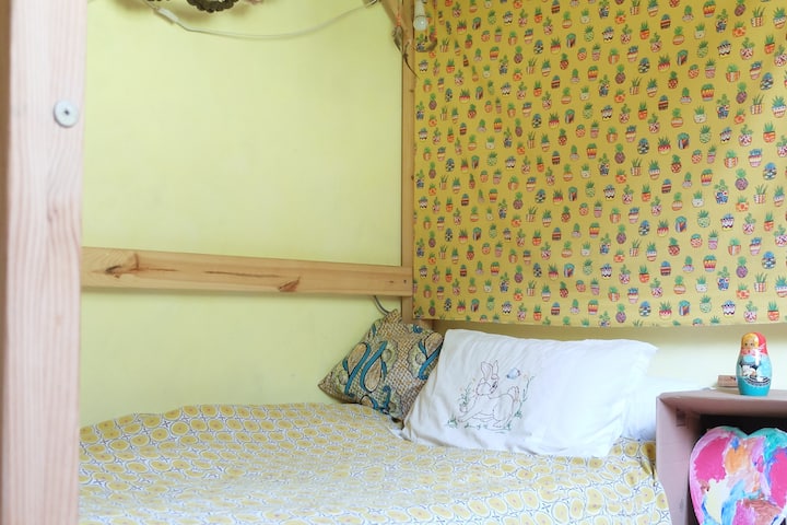 Детска спалня, единично футон легло на пода и двойно легло на мецанин от 140 см по избор.