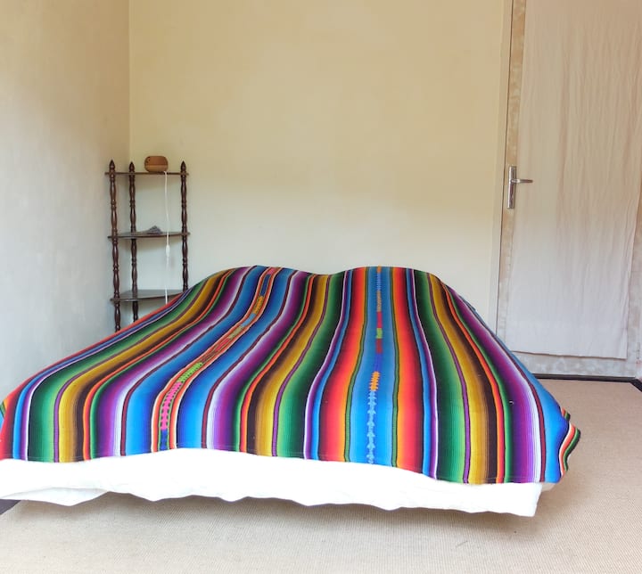 Спалня за възрастни с двойно легло. Достъпно е от всекидневната. 