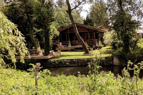 Riverside Log Cabin+Luxury Hot Tub Spa+Copper bath
