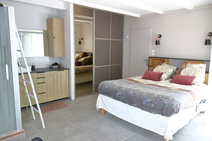 dormitorio 1 abajo y cuarto de baño