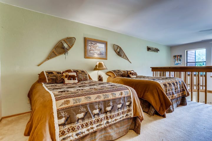 Loft con 2 camas de tamaño completo.