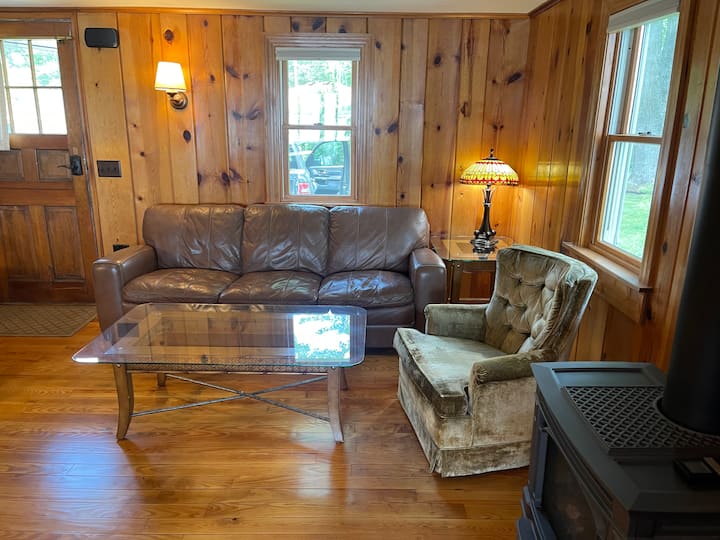 Cozy Original Cottage Right On Whitmore Lake - Whitmore Lake, MI