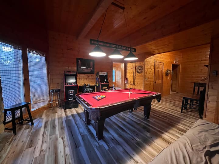 Spelrum med biljardbord och arkadspel