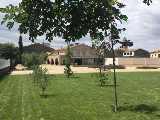 Olivera – House with Swimming Pool in Rural Masia