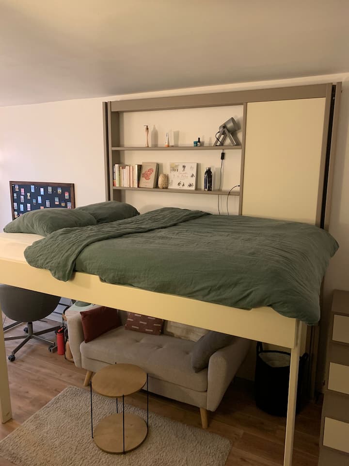 سرير في وضع النوم