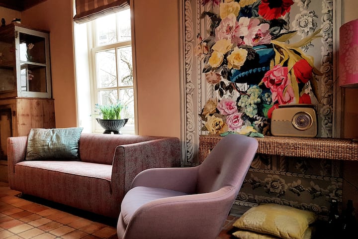 Mambo ya ndani yamepambwa na NDEGE.
.n the wall  Designers  Guild 
.couch   Gelderland 4800
.chair Pode Sparkle
.PillowChivasso