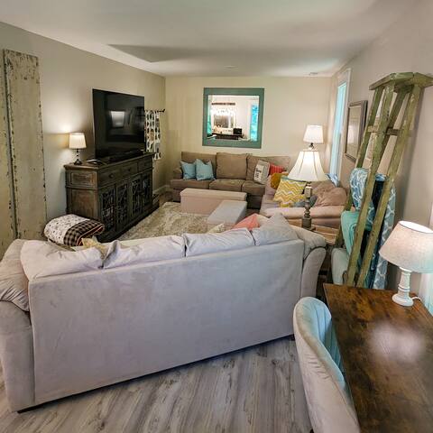 Wooded Retreat – 5 king beds, private, convenient gallery image 3