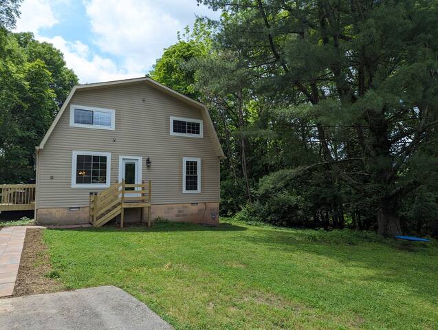 Wooded Retreat – 5 king beds, private, convenient gallery image 2