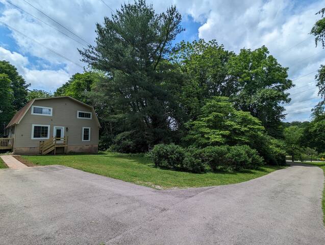 Wooded Retreat – 5 king beds, private, convenient gallery image 4