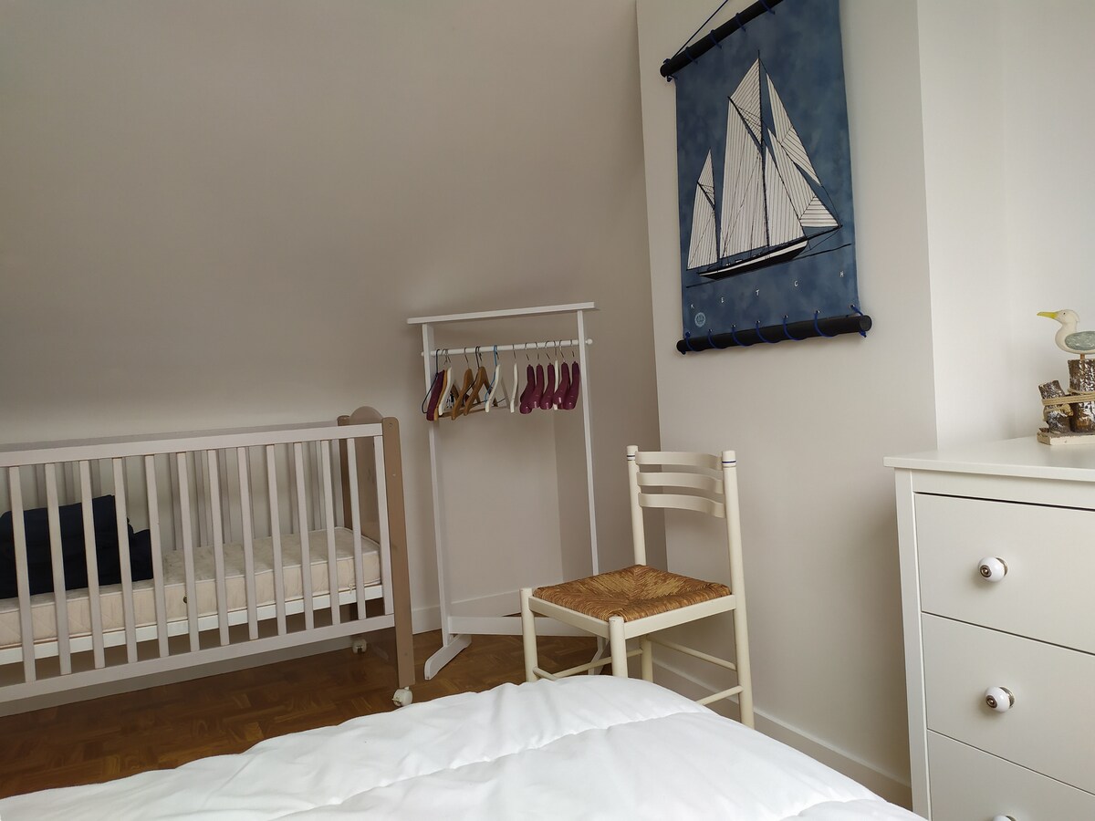 卧室包括一张140张床和一张婴儿床。