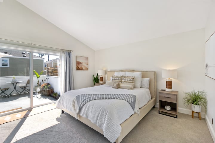 Chumba kikuu cha kulala na California King Bed na televisheni.