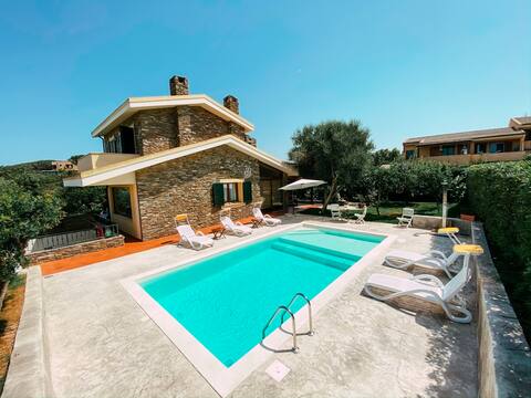 Villa Patrizia with pool  and private garden