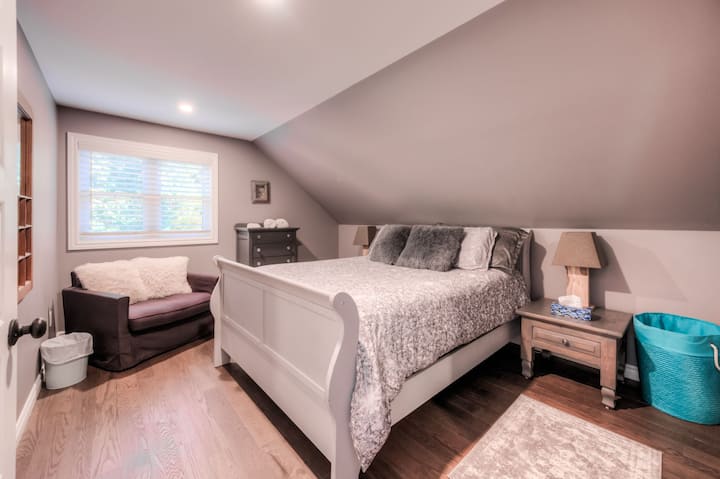 卧室配有标准双人床、梳妆台和宽敞的行李空间