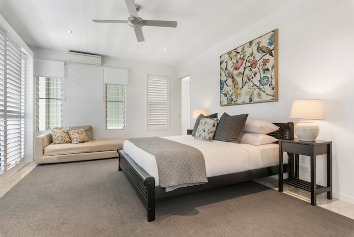 Главна спалня (по - ниско ниво)