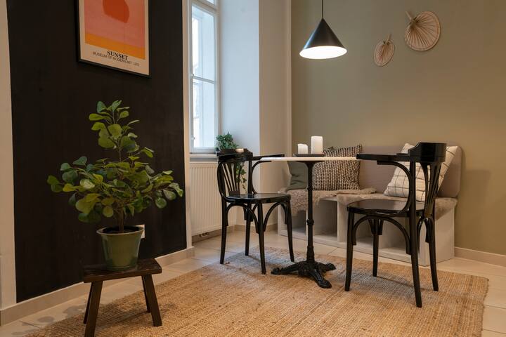 josef’s home | Premium Apartment in Ideal Location gallery image 2