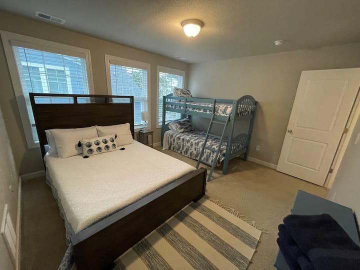 غرفة النوم رقم2 في الطابق الثالث بسرير بحجم ملكي وسرير بطابقين